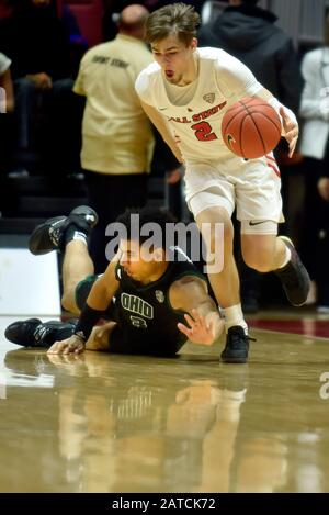 Muncie, Indiana, USA. Februar 2020. Ball State Cardinals Guard LUKE BUMBALOUGH (2) stiehlt den Ball von Ohio Bobcats vor BEN RODERICK (3) während der zweiten Hälfte in der Worthen Arena in Muncie. Kredit: Richard Sitler/ZUMA Wire/Alamy Live News Stockfoto