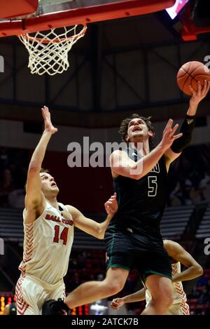 Muncie, Indiana, USA. Februar 2020. Ohio Bobcats VORWÄRTS-BEN VANDER PLAS (5) versucht ein Lay vorbei am Ball State Cardinals Verteidiger KYLE MALLERS (14) während der zweiten Hälfte in der Worthen Arena in Muncie. Kredit: Richard Sitler/ZUMA Wire/Alamy Live News Stockfoto