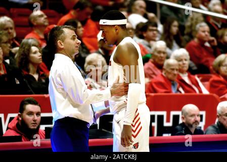 Muncie, Indiana, USA. Februar 2020. Ball State Cardinals Head Coach JAMES WHITFORD spricht mit Ball State Cardinals Guard JARRON COLEMAN (11) während eines Timeouts in der Worthen Arena in Muncie. Kredit: Richard Sitler/ZUMA Wire/Alamy Live News Stockfoto