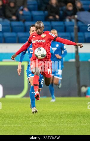 Sinsheim, DEUTSCHLAND - 1. FEBRUAR: Sargis Adamyan (TSG 1899 Hoffenheim) und Moussa Diaby (Bayer 04 Leverkusen) beim Fußball, BuLi: TSG 1899 Hoffenheim gegen Bayer 04 Leverkusen in der PreZero Arena am 1. Februar 2020 in Sinsheim, DEUTSCHLAND.DFL/DFB-VORSCHRIFTEN VERBIETEN JEDE VERWENDUNG VON FOTOGRAFIEN ALS BILDSEQUENZEN UND/ODER QUASI-VIDEO. Stockfoto