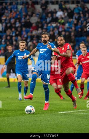 Sinsheim, DEUTSCHLAND - 1. FEBRUAR: Munas Dabbur (TSG 1899 Hoffenheim) und Jonathan Tah (Bayer 04 Leverkusen) beim Fußball, BuLi: TSG 1899 Hoffenheim gegen Bayer 04 Leverkusen in der PreZero Arena am 1. Februar 2020 in Sinsheim, DEUTSCHLAND.DFL/DFB-VORSCHRIFTEN VERBIETEN JEDE VERWENDUNG VON FOTOS ALS BILDSEQUENZEN UND/ODER QUASI-VIDEO. Stockfoto