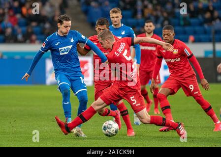 Sinsheim, DEUTSCHLAND - 1. FEBRUAR: Sebastian Rudy (TSG 1899 Hoffenheim), Sven Bender (Bayer 04 Leverkusen) und Leon Bailey (Bayer 04 Leverkusen) beim Fußball, BuLi: TSG 1899 Hoffenheim gegen Bayer 04 Leverkusen in der PreZero Arena am 1. Februar 2020 in Sinsheim.DFL/DFB-REGELUNGEN VERBIETEN DIE VERWENDUNG VON FOTOS ALS BILDSEQUENZEN UND/ODER QUASI-VIDEO. Stockfoto