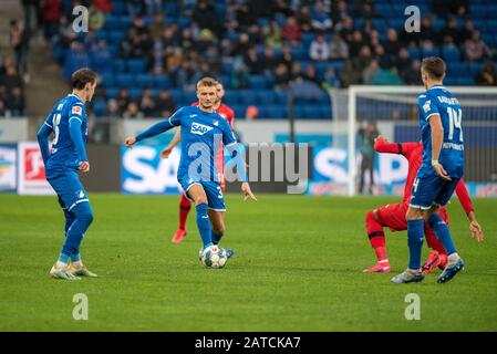 Sinsheim, DEUTSCHLAND - 1. FEBRUAR: Sebastian Rudy (TSG 1899 Hoffenheim), Pavel Kaderabek (TSG 1899 Hoffenheim) und Christoph Baumgartner (TSG 1899 Hoffenheim) beim Fußball, BuLi: TSG 1899 Hoffenheim gegen Bayer 04 Leverkusen in der PreZero Arena am 1. Februar 2020 in Sinsheim.DFL/DFB-REGELUNGEN VERBIETEN DIE VERWENDUNG VON FOTOS ALS BILDSEQUENZEN UND/ODER QUASI-VIDEO. Stockfoto