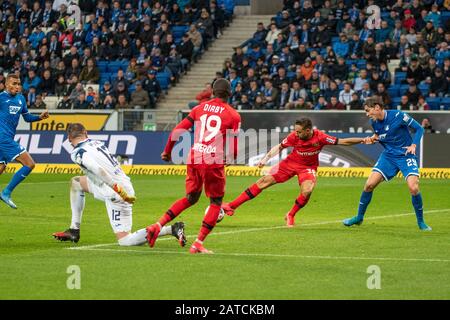 Sinsheim, DEUTSCHLAND - 1. FEBRUAR: Moussa Diaby (Bayer 04 Leverkusen), Torhüter Philipp Pentke (TSG 1899 Hoffenheim), Karim Bellarabi (Bayer 04 Leverkusen) und Robert Skov (TSG 1899 Hoffenheim) beim Fußball, BuLi: TSG 1899 Hoffenheim gegen Bayer 04 Leverkusen in der PreZero Arena am 1. Februar 2020 in Sinsheim.DFL/DFB-REGELUNGEN VERBIETEN DIE VERWENDUNG VON FOTOS ALS BILDSEQUENZEN UND/ODER QUASI-VIDEO. Stockfoto