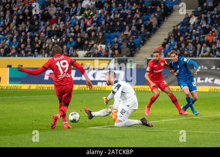 Sinsheim, DEUTSCHLAND - 1. FEBRUAR: Moussa Diaby (Bayer 04 Leverkusen), Torhüter Philipp Pentke (TSG 1899 Hoffenheim), Karim Bellarabi (Bayer 04 Leverkusen) und Robert Skov (TSG 1899 Hoffenheim) beim Fußball, BuLi: TSG 1899 Hoffenheim gegen Bayer 04 Leverkusen in der PreZero Arena am 1. Februar 2020 in Sinsheim.DFL/DFB-REGELUNGEN VERBIETEN DIE VERWENDUNG VON FOTOS ALS BILDSEQUENZEN UND/ODER QUASI-VIDEO. Stockfoto