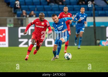 Sinsheim, Deutschland. Februar 2020. Moussa Diaby (Bayer 04 Leverkusen) und Sargis Adamyan (TSG 1899 Hoffenheim) beim Fußball, BuLi: TSG 1899 Hoffenheim gegen Bayer 04 Leverkusen in der PreZero Arena am 1. Februar 2020 in Sinsheim, DEUTSCHLAND. DFL/DFB-VORSCHRIFTEN VERBIETEN DIE VERWENDUNG VON FOTOS ALS BILDSEQUENZEN UND/ODER QUASI-VIDEO. Kredit: ESPA/Alamy Live News Stockfoto