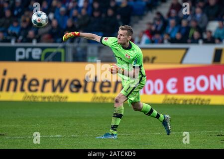 Sinsheim, Deutschland. Februar 2020. Torhüter Lukas Hradecky (Bayer 04 Leverkusen) beim Fußball, BuLi: TSG 1899 Hoffenheim gegen Bayer 04 Leverkusen in der PreZero Arena am 1. Februar 2020 in Sinsheim. DFL/DFB-VORSCHRIFTEN VERBIETEN DIE VERWENDUNG VON FOTOS ALS BILDSEQUENZEN UND/ODER QUASI-VIDEO. Kredit: ESPA/Alamy Live News Stockfoto