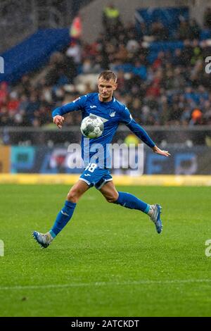 Sinsheim, Deutschland. Februar 2020. Stefan Posch (TSG 1899 Hoffenheim) beim Fußball, BuLi: TSG 1899 Hoffenheim gegen Bayer 04 Leverkusen in der PreZero Arena am 1. Februar 2020 in Sinsheim. DFL/DFB-VORSCHRIFTEN VERBIETEN DIE VERWENDUNG VON FOTOS ALS BILDSEQUENZEN UND/ODER QUASI-VIDEO. Kredit: ESPA/Alamy Live News Stockfoto