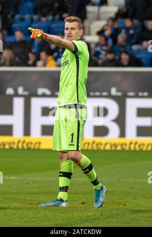 Sinsheim, Deutschland. Februar 2020. Torhüter Lukas Hradecky (Bayer 04 Leverkusen) beim Fußball, BuLi: TSG 1899 Hoffenheim gegen Bayer 04 Leverkusen in der PreZero Arena am 1. Februar 2020 in Sinsheim. DFL/DFB-VORSCHRIFTEN VERBIETEN DIE VERWENDUNG VON FOTOS ALS BILDSEQUENZEN UND/ODER QUASI-VIDEO. Kredit: ESPA/Alamy Live News Stockfoto