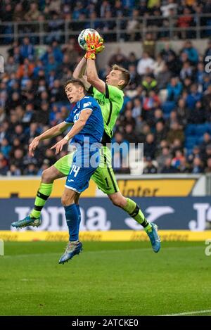 Sinsheim, Deutschland. Februar 2020. Christoph Baumgartner (TSG 1899 Hoffenheim) und Torhüter Lukas Hradecky (Bayer 04 Leverkusen) beim Fußball, BuLi: TSG 1899 Hoffenheim gegen Bayer 04 Leverkusen in der PreZero Arena am 1. Februar 2020 in Sinsheim. DFL/DFB-VORSCHRIFTEN VERBIETEN DIE VERWENDUNG VON FOTOS ALS BILDSEQUENZEN UND/ODER QUASI-VIDEO. Kredit: ESPA/Alamy Live News Stockfoto