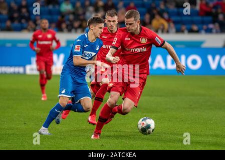 Sinsheim, Deutschland. Februar 2020. Christoph Baumgartner (TSG 1899 Hoffenheim) und Sven Bender (Bayer 04 Leverkusen) beim Fußball, BuLi: TSG 1899 Hoffenheim gegen Bayer 04 Leverkusen in der PreZero Arena am 1. Februar 2020 in Sinsheim. DFL/DFB-VORSCHRIFTEN VERBIETEN DIE VERWENDUNG VON FOTOS ALS BILDSEQUENZEN UND/ODER QUASI-VIDEO. Kredit: ESPA/Alamy Live News Stockfoto