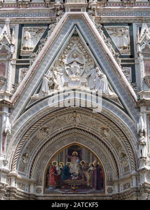 Fassadendetails über dem Portal, mit Mosaikessen, Santa Maria del Fiore, Florenz Stockfoto