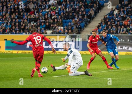 Sinsheim, Deutschland. Februar 2020. Moussa Diaby (Bayer 04 Leverkusen), Torhüter Philipp Pentke (TSG 1899 Hoffenheim), Karim Bellarabi (Bayer 04 Leverkusen) und Robert Skov (TSG 1899 Hoffenheim) beim Fußball, BuLi: TSG 1899 Hoffenheim gegen Bayer 04 Leverkusen in der PreZero Arena am 1. Februar 2020 in Sinsheim. DFL/DFB-VORSCHRIFTEN VERBIETEN DIE VERWENDUNG VON FOTOS ALS BILDSEQUENZEN UND/ODER QUASI-VIDEO. Kredit: ESPA/Alamy Live News Stockfoto