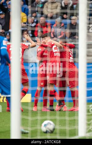 Sinsheim, Deutschland. Februar 2020. Jubel und Freude bei Karim Bellarabi (Bayer 04 Leverkusen), Kai Havertz (Bayer 04 Leverkusen) und Scorer Moussa Diaby (Bayer 04 Leverkusen) im Fußball, BuLi: TSG 1899 Hoffenheim gegen Bayer 04 Leverkusen in der PreZero Arena am 1. Februar 2020 in Sinsheim. DFL/DFB-VORSCHRIFTEN VERBIETEN DIE VERWENDUNG VON FOTOS ALS BILDSEQUENZEN UND/ODER QUASI-VIDEO. Kredit: ESPA/Alamy Live News Stockfoto