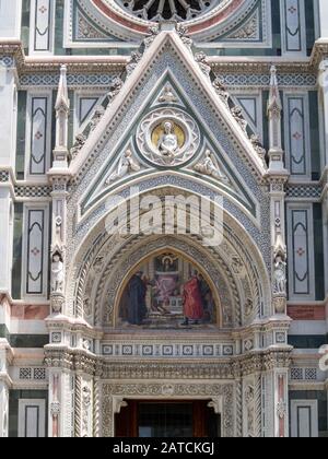 Der Dom von Florenz hinterließ ein Portal mit dem Mosaik "Charity among the Gründers of Florentine philanthropic Foundations" von Niccolo Barabino Stockfoto