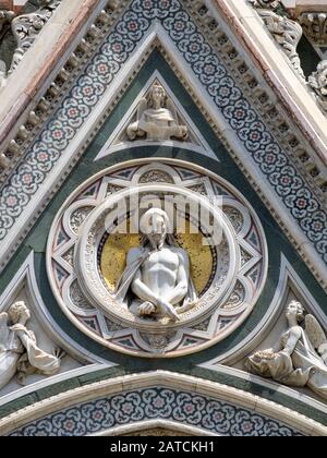 Santa Maria del Fiore linkes Portal Tympanum mit Statue von Christus Florenz Stockfoto