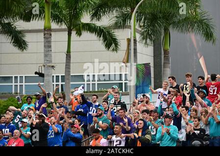 Miami, USA. Februar 2020. Super-Bowl-Fans jubeln während der Ankunft auf dem roten Teppich für die NFL Honors während der Super Bowl LIV Week in Miami am Samstag, 1. Februar 2020. Foto von David Tulis/UPI Credit: UPI/Alamy Live News Stockfoto