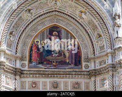 Zentrales Portal-Lunettenmosaik (von Niccolo Barabino), "Christus in der Enthaltung von Maria und St. John the Baptist“, Santa Maria del Fiore, Florenz Stockfoto