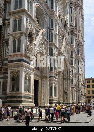 Touristen Schlange zu geben Santa Maria del Fiore, Florenz Stockfoto