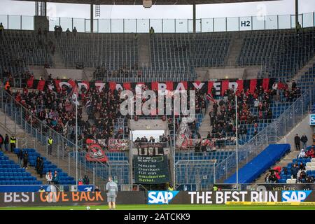 Sinsheim, Deutschland. Februar 2020. Die Reisenden Anhänger von Bayer 04 Leverkusen beim Fußball, BuLi: TSG 1899 Hoffenheim gegen Bayer 04 Leverkusen in der PreZero Arena am 1. Februar 2020 in Sinsheim. DFL/DFB-VORSCHRIFTEN VERBIETEN DIE VERWENDUNG VON FOTOS ALS BILDSEQUENZEN UND/ODER QUASI-VIDEO. Kredit: ESPA/Alamy Live News Stockfoto