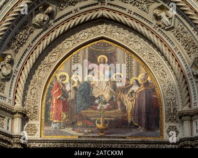 Zentrales Portal-Lunettenmosaik (von Niccolo Barabino), "Christus in der Enthaltung von Maria und St. John the Baptist“, Santa Maria del Fiore, Florenz Stockfoto