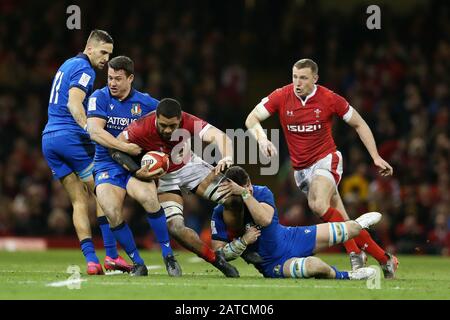 Cardiff, Großbritannien. Februar 2020. Taulupe Faletau aus Wales wird gestoppt. Wales/Italien, Guinness Six Nations Championship 2020 internationales Rugby-Spiel im Fürstenstadion in Cardiff, Wales, Großbritannien am Samstag, 1. Februar 2020. PIC von Andrew Orchard/Alamy Live News BITTE BEACHTEN SIE, DASS DAS BILD NUR FÜR REDAKTIONELLE ZWECKE VERFÜGBAR IST Stockfoto