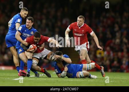 Cardiff, Großbritannien. Februar 2020. Taulupe Faletau aus Wales wird gestoppt. Wales/Italien, Guinness Six Nations Championship 2020 internationales Rugby-Spiel im Fürstenstadion in Cardiff, Wales, Großbritannien am Samstag, 1. Februar 2020. PIC von Andrew Orchard/Alamy Live News BITTE BEACHTEN SIE, DASS DAS BILD NUR FÜR REDAKTIONELLE ZWECKE VERFÜGBAR IST Stockfoto