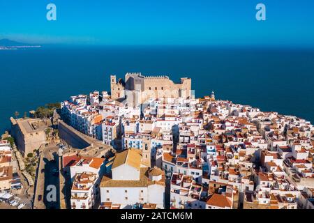 Blick auf den Papstpalast und die befestigte Altstadt, umgeben von Bastionen und Mauern in Peniscola Spanien Stockfoto