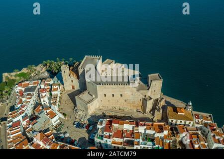 Blick auf den Papstpalast und die befestigte Altstadt, umgeben von Bastionen und Mauern in Peniscola Spanien Stockfoto