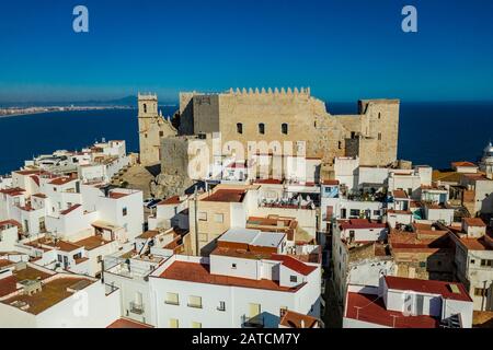 Blick auf den Papstpalast und die befestigte Altstadt, umgeben von Bastionen und Mauern in Peniscola Spanien Stockfoto