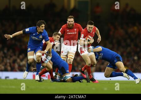 Cardiff, Großbritannien. Februar 2020. Josh Adams von Wales wird in Angriff genommen. Wales/Italien, Guinness Six Nations Championship 2020 internationales Rugby-Spiel im Fürstenstadion in Cardiff, Wales, Großbritannien am Samstag, 1. Februar 2020. PIC von Andrew Orchard/Alamy Live News BITTE BEACHTEN SIE, DASS DAS BILD NUR FÜR REDAKTIONELLE ZWECKE VERFÜGBAR IST Stockfoto