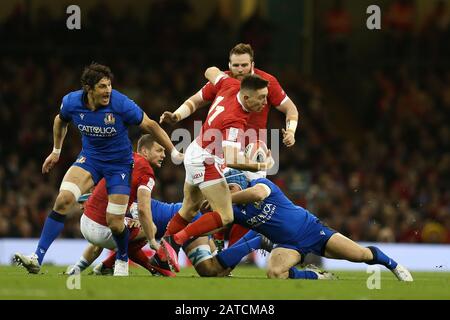 Cardiff, Großbritannien. Februar 2020. Josh Adams of Wales wird in Angriff genommen.Wales gegen Italien, Guinness Six Nations Championship 2020 International Rugby Match im Fürstenstadion in Cardiff, Wales, Großbritannien am Samstag, 1. Februar 2020. PIC von Andrew Orchard/Alamy Live News BITTE BEACHTEN SIE, DASS DAS BILD NUR FÜR REDAKTIONELLE ZWECKE VERFÜGBAR IST Stockfoto