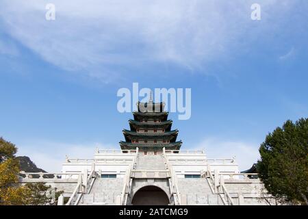 Seoul, Südkorea - 25. Oktober 2019 : Nationales Folkmuseum von Korea mit blauem Himmel, Dieses Gebäude befindet sich in der Nähe des gyeongbokgung-palastes. Stockfoto