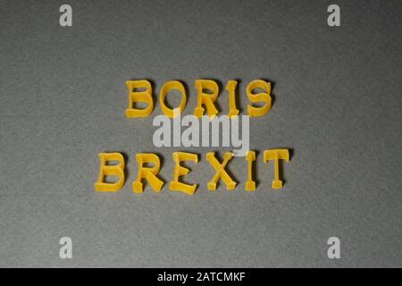 Die Umschrift BORIS BREXIT in großen Buchstaben auf grauem Hintergrund. Austritt Großbritanniens aus der Europäischen Union Stockfoto