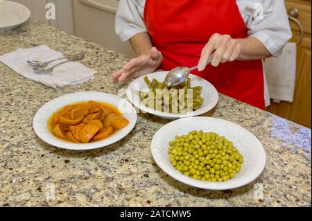 Bowls of Green Beans, Yams and Peas, die zu einem Weihnachtsessen serviert werden. Stockfoto
