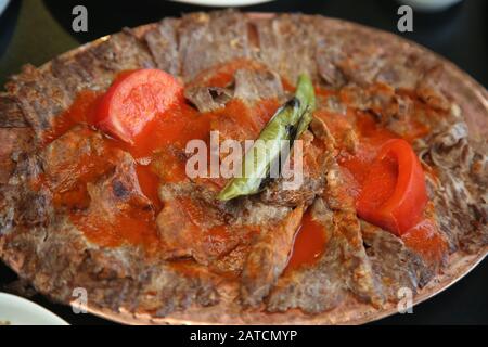 Türkischer Doner Kebab mit Tomatensauce auf dem Essteller Stockfoto