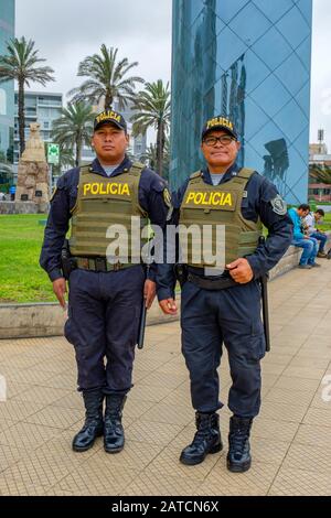 Zwei peruanische Polizisten tragen aufgelaufene Westen für ein Bild, patrouillieren Parque Alfredo Salazar, Larcomar, Miraflores District, Lima, Peru Stockfoto