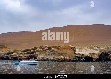 Peru Küste, Touristen besuchen Paracas Candelabra auf Tour Boote, Paracas Kultur, Paracas National Reserve, Department of Ica, Paracas, Peru Stockfoto