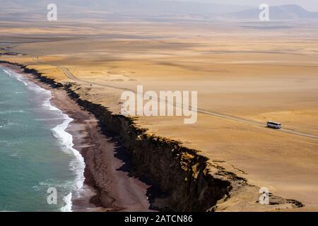 Peru Küste, Mirador Istmo II, Aussichtspunkt am Paracas National Reserve Naturschutzgebiet Wüste, Meer und roten Strand Landschaft, Ica, Paracas, Peru Stockfoto