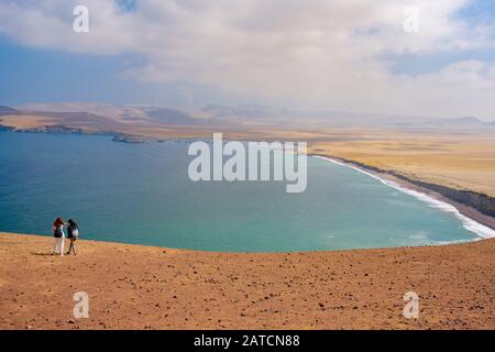 Peru Küste, Mirador Istmo II, Aussichtspunkt am Paracas National Reserve Naturschutzgebiet Wüste, Meer und roten Strand Landschaft, Ica, Paracas, Peru Stockfoto