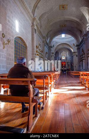 Christlich-katholisch betend, einsamer Mann in der Kirche, Basilika St. Karl Borromeo, Kathedrale Basílica San Carlos Borromeo, Puno, Peru Stockfoto