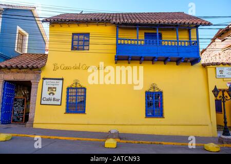 Restaurant, farbenfrohe gelbe Fassade der Café-Bar La Casa del Corregidor, Puno, Peru Stockfoto