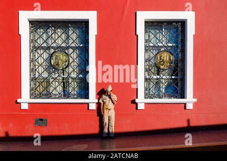 Peruanischer Militärangehörige, Polizist vor dem Puno Courthouse, Palacio de Justicia, Puno, Peru Stockfoto