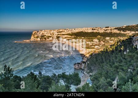 Stadt Peschici am Gargano-Vorgebirge über der Adria, Blick bei Sonnenuntergang von der Straße SP89, Apulien, Italien Stockfoto