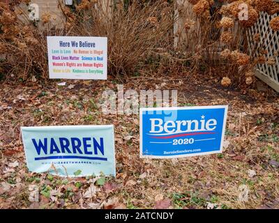 Elizabeth Warren und Bernie Sanders Yard Schilder vor dem Haus. Stockfoto