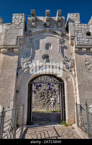 Eingang im Castello Normanno Svevo Aragonese, mittelalterliche Burg, in der Stadt von Monte Sant'Angelo, Apulien, Italien Stockfoto