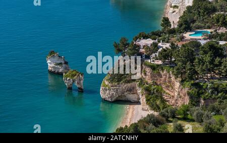 Felsformationen in Baia della Zagare (Zagare Beach), Adria, Gargano Promontory, Apulien, Italien Stockfoto