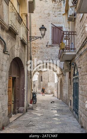 Strada Arco Spirito Santo, mittelalterliche Straße im historischen Zentrum von Bari, Apulien, Italien Stockfoto