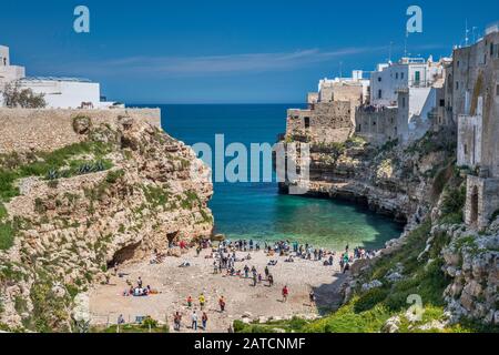 Häuser thront auf Felsen über Spiaggia di Lama Monachile, Adria Strand in Polignano a Mare, Apulien, Italien Stockfoto