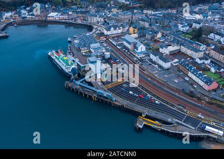 Die große Drohne schießt über den malerischen Hafen mit Fährhafen von Oban in Schottland Stockfoto